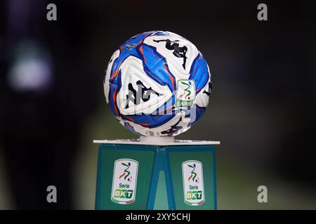 Frosinone, Italien. August 2024. Offizieller Ball vor dem Fußball-Spiel der Serie B zwischen Frosinone Calcio und Modena FC im Stadio Benito Stirpe in Frosinone, Italien. Quelle: FEDERICO PROIETTI Stockfoto