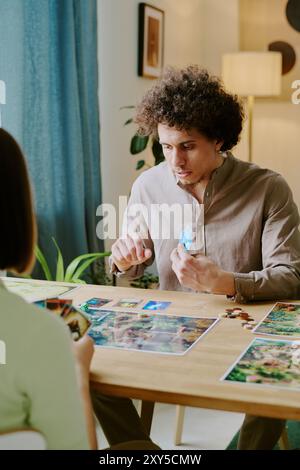 Birassischer Mann, Der Mit Seiner Freundin Brettspiel Spielt Stockfoto