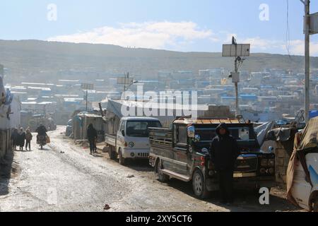 Atme, Idlib. 10. Februar 2020. Das Al-Karamah-Lager für Binnenvertriebene in der Stadt Atma, im Norden von Idlib. Das Flüchtlingslager Al-Karamah ist eines der größten Flüchtlingslager in Syrien und umfasst mehr als 15 Unterlager. Es wird angenommen, dass es eines der ersten Flüchtlingslager in Atma ist und seit 2012, kurz nach Beginn des syrischen Konflikts, auf den Hügeln nahe der Grenze zwischen Syrien und der Türkei aktiv war, um Binnenvertriebene aufzunehmen. In den letzten Monaten, mit der Intensivierung der Idlib und westlichen Aleppo Militäraktiva durch Stockfoto