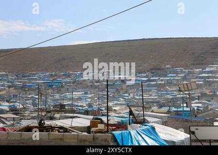 Atme, Idlib. 10. Februar 2020. Das Al-Karamah-Lager für Binnenvertriebene in der Stadt Atma, im Norden von Idlib. Das Flüchtlingslager Al-Karamah ist eines der größten Flüchtlingslager in Syrien und umfasst mehr als 15 Unterlager. Es wird angenommen, dass es eines der ersten Flüchtlingslager in Atma ist und seit 2012, kurz nach Beginn des syrischen Konflikts, auf den Hügeln nahe der Grenze zwischen Syrien und der Türkei aktiv war, um Binnenvertriebene aufzunehmen. In den letzten Monaten, mit der Intensivierung der Idlib und westlichen Aleppo Militäraktiva durch Stockfoto