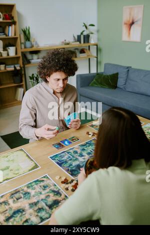 Junger Mann Und Seine Freundin Spielen Tischspiel Stockfoto