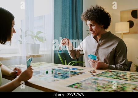 Mann Zeigt Karte Beim Brettspiel Stockfoto