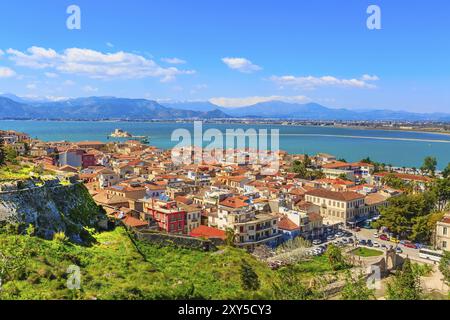 Nafplio oder Nafplion, Griechenland, Peloponnes Altstadt Luftpanorama mit Meer und Bourtzi Festung, Europa Stockfoto