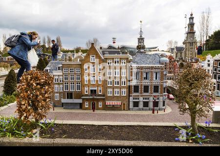 Haag, Niederlande, 8. April 2016: Menschen in Madurodam, Holland Park und Touristenattraktion in den Haag, Niederlande Stockfoto