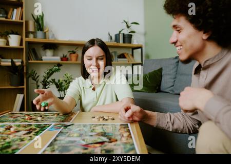 Fröhlicher Mann Und Frau Beim Brettspiel Stockfoto