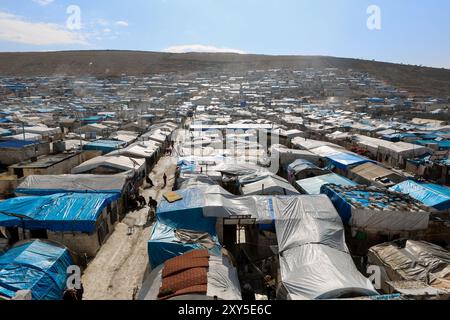 Atme, Idlib. 10. Februar 2020. Das Al-Karamah-Lager für Binnenvertriebene in der Stadt Atma, im Norden von Idlib. Das Flüchtlingslager Al-Karamah ist eines der größten Flüchtlingslager in Syrien und umfasst mehr als 15 Unterlager. Es wird angenommen, dass es eines der ersten Flüchtlingslager in Atma ist und seit 2012, kurz nach Beginn des syrischen Konflikts, auf den Hügeln nahe der Grenze zwischen Syrien und der Türkei aktiv war, um Binnenvertriebene aufzunehmen. In den letzten Monaten, mit der Intensivierung der Idlib und westlichen Aleppo Militäraktiva durch Stockfoto