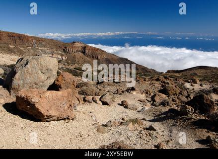 Blick über den Caldera-Rand auf das Wolkenmeer und den Atlantischen Ozean beim Klettern auf Guajara (2517 m), Teide-Nationalpark, Teneriffa, Kanarische Inseln Stockfoto