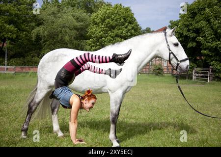 Pippilangstrumpf macht Akrobatik auf der Weide und der kleine Onkel ist erstaunt Stockfoto