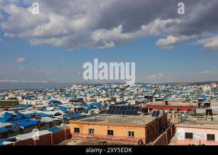 Atme, Idlib. 10. Februar 2020. Das Al-Karamah-Lager für Binnenvertriebene in der Stadt Atma, im Norden von Idlib. Das Flüchtlingslager Al-Karamah ist eines der größten Flüchtlingslager in Syrien und umfasst mehr als 15 Unterlager. Es wird angenommen, dass es eines der ersten Flüchtlingslager in Atma ist und seit 2012, kurz nach Beginn des syrischen Konflikts, auf den Hügeln nahe der Grenze zwischen Syrien und der Türkei aktiv war, um Binnenvertriebene aufzunehmen. In den letzten Monaten, mit der Intensivierung der Idlib und westlichen Aleppo Militäraktiva durch Stockfoto