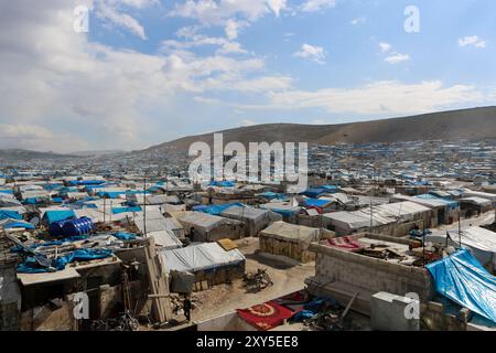 Atme, Idlib. 10. Februar 2020. Das Al-Karamah-Lager für Binnenvertriebene in der Stadt Atma, im Norden von Idlib. Das Flüchtlingslager Al-Karamah ist eines der größten Flüchtlingslager in Syrien und umfasst mehr als 15 Unterlager. Es wird angenommen, dass es eines der ersten Flüchtlingslager in Atma ist und seit 2012, kurz nach Beginn des syrischen Konflikts, auf den Hügeln nahe der Grenze zwischen Syrien und der Türkei aktiv war, um Binnenvertriebene aufzunehmen. In den letzten Monaten, mit der Intensivierung der Idlib und westlichen Aleppo Militäraktiva durch Stockfoto