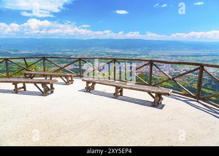 Panoramablick mit Bänken über Gotse Delchev Stadt, Bulgarien, Europa Stockfoto