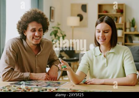 Mann Und Frau Spielen Roll-And-Move-Spiel Stockfoto