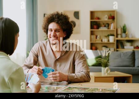 Mann und seine Freundin spielen Brettspiel Stockfoto