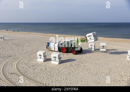 Traktor transportiert Liegestühle, Sylt, Schleswig-Holstein Stockfoto