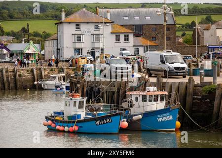 Großbritannien England, Dorset, Bridport, West Bay, Fischerboote liegen im Hafen unterhalb des George Pub Stockfoto