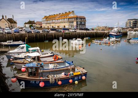 Großbritannien England, Dorset, Bridport, West Bay, Fischerboote liegen im Hafen Stockfoto