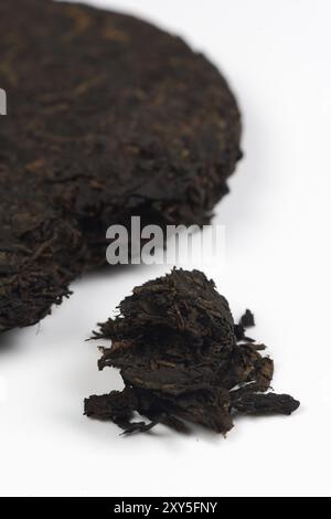 Puer oder Pu-erh. Nahaufnahme von fermentiertem chinesischem Schwarztee Stockfoto