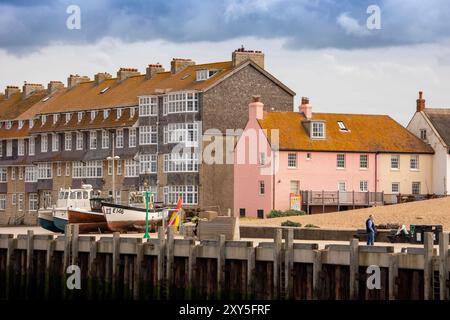 Großbritannien England, Dorset, Bridport, West Bay, Pier Terrace Apartments und Ferienhäuser am Meer am Rande des Hafens Stockfoto