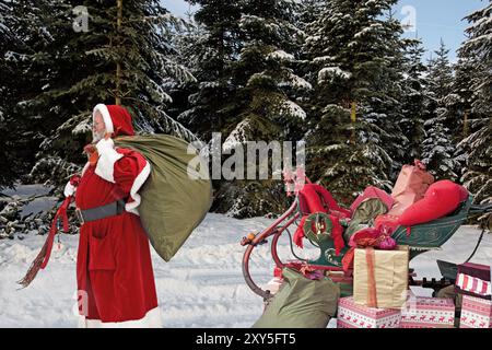 St. Nikolaus mit einem Schlitten voller Geschenke Stockfoto