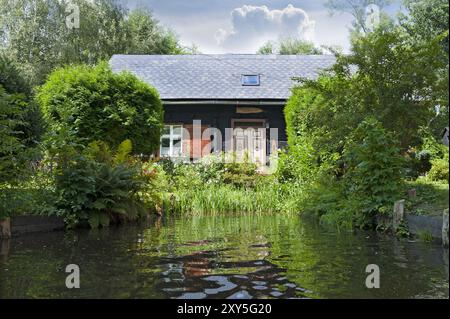 Altes Wohngebäude am Ufer der Spree Stockfoto