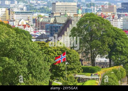 Bergen, Norwegen, 30. Juli 2018: Panoramablick auf die Stadt mit norwegischer Flagge und Häusern auf dem Hügel, Europa Stockfoto