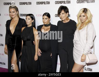 Khloe Kardashian, Kourtney Kardashian, Kim Kardashian, Kris Jenner und Kylie Jenner bei der Feier zum 50. Geburtstag der Cosmopolitan im Ysabel Stockfoto