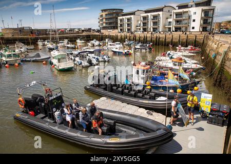 Großbritannien England, Dorset, Bridport, West Bay, Hafen, Passagiere auf dem Lyme Bay Rib Charterboot Stockfoto