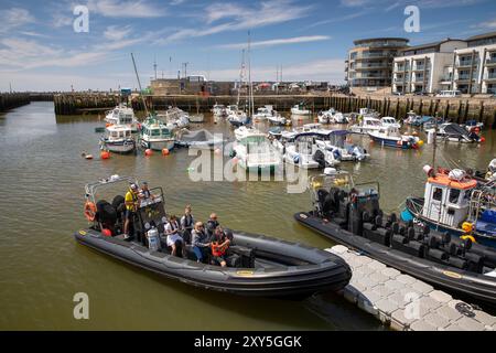 Großbritannien England, Dorset, Bridport, West Bay, Hafen, Passagiere auf dem Lyme Bay Rib Charterboot Stockfoto