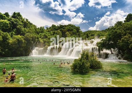 Kroatien, 21. Juli 2014: Touristen schwimmen in der Nähe von Wasserfällen in kristallklarem Wasser. Touristenziel im Dalmatien Krka Nationalpark, Ort zum Besuchen, E Stockfoto