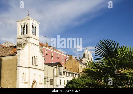 Kroatien, 21 07 2014: Altstadtstraßen in der Stadt Sibenik mit Marmor- und Steinbauten im Hintergrund. Touristenziel, Europa Stockfoto