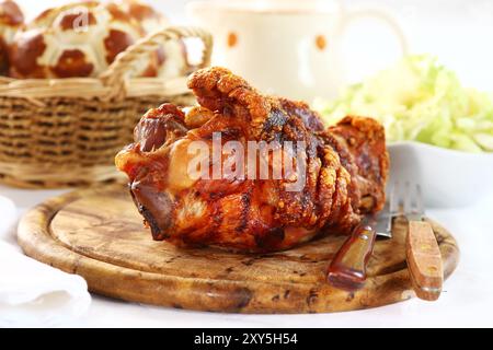 Gegrillte Eisbein mit Brötchen und Salat Stockfoto