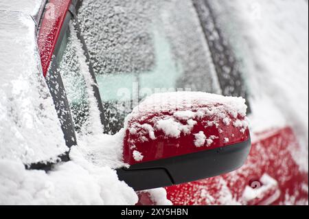 Eiskaltes und verschneite rotes Auto Stockfoto