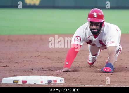 St. Louis, Usa. August 2024. Die St. Louis Cardinals Jose Fermin rutscht am 27. August 2024 im zweiten Inning gegen die San Diego Padres im Busch Stadium in St. Louis in die dritte Basis. Foto: Bill Greenblatt/UPI Credit: UPI/Alamy Live News Stockfoto