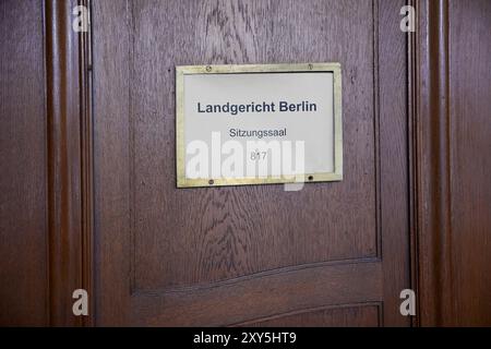 28. August 2024, Berlin: Blick auf den Eingang zu Raum 817 des Strafgerichts Moabit, wo heute der Prozess gegen einen 25-jährigen Mann beginnt. Die Berliner Staatsanwaltschaft beschuldigt den Mann des versuchten Mordes, des schweren Körperschadens, der Geiselnahme und der Drohung. Anfangs soll er seine Ex-Freundin bedroht haben und ein Eingeständnis verlangt haben, sie betrogen zu haben. Er drohte angeblich, ihre Schwester oder andere Menschen zu töten. Zwei Tage später Griff er einen Fußgänger von hinten mit einem Messer an und verursachte lebensbedrohliche Verletzungen. Zuletzt hatte er eine Frau in Sehnde als Geisel genommen Stockfoto