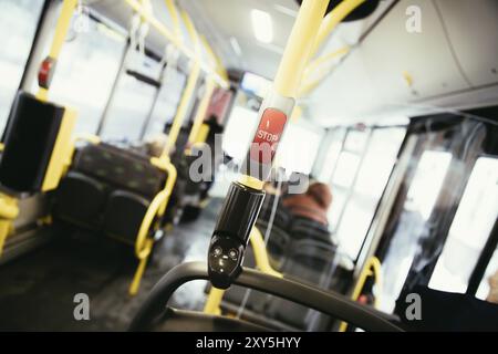 Stop-Taste in einem Bus, öffentliche Verkehrsmittel, verschwommen Stockfoto