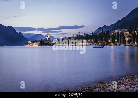 Wunderschöne abendliche Landschaft am Strand mit niedlichem kleinen Dorf, lago di gardda, Italien, Europa Stockfoto