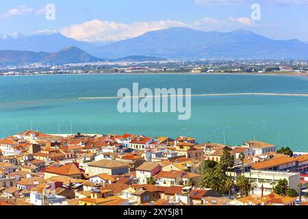 Nafplio oder Nafplio, Griechenland, Peloponnes Altstadt Häuser Luftpanorama und Schneeberge, Europa Stockfoto