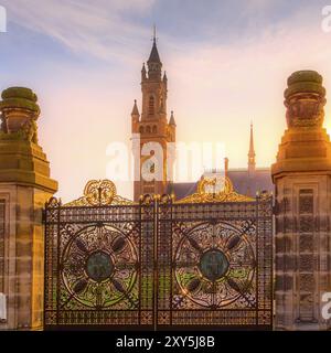 Tor des internationalen Verwaltungsgebäudes Friedenspalast in den Haag, Niederlande bei Sonnenuntergang Stockfoto