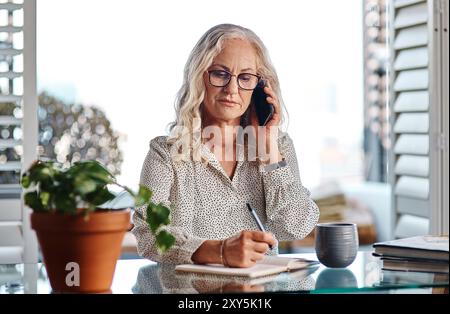Telefonanruf, reife Frau und Schreiben in Notizbuch für Besprechungstermine, Geschäfte oder Networking mit Kunden. Unternehmenslaufbahn, Senior ceo oder Investor bei Stockfoto