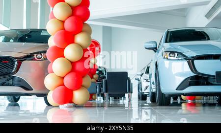 Vorderansicht des Autos, das im luxuriösen Ausstellungsraum geparkt ist. Autohändler. Neues Auto parkt im modernen Ausstellungsraum. Mietwagen zum Verkauf und Geschäftskonzept. Auto Stockfoto