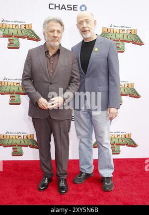 Dustin Hoffman und J.K. Simmons bei der Premiere von „Kung Fu Panda 3“ in Los Angeles am 16. Januar 2016 im TCL Chinese Theatre in Hollywood, USA Stockfoto