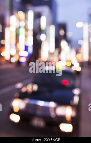 Abstraktes, nicht fokussiertes Stadtbild eines Taxifahrzeugs auf den Straßen von Ginza, Tokio, Japan und Asien Stockfoto