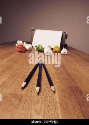 Zerknittertes Papier mit einer alten Schreibmaschine auf einer hölzernen Schreibtisch, Kreativität-Konzept Stockfoto