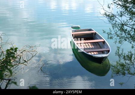 Ruderboot auf einem ruhigen See mit Reflexion Stockfoto