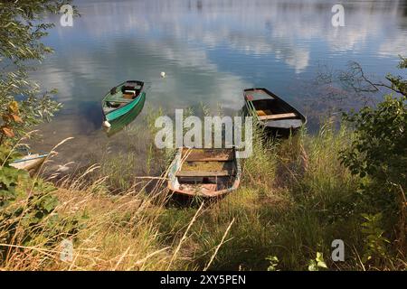 Ruderboot auf einem ruhigen See mit Reflexion Stockfoto