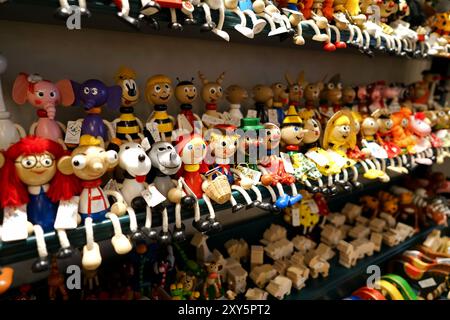 Holzpuppen in einem Souvenirladen in Prag. Es gibt viele Souvenirläden im historischen Zentrum von Prag Stockfoto