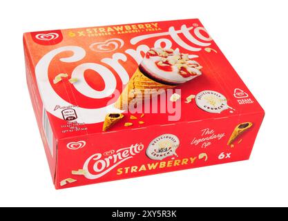 Stockport, Vereinigtes Königreich, 2. Oktober 2023, Wände Cornetto mit Erdbeeren- und Schokoladengeschmack in einer Packung mit sechs 360 g Eiswaffelkegeln Stockfoto