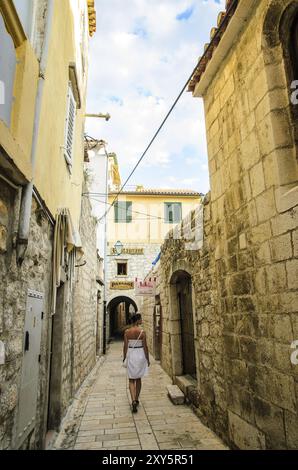 Kroatien, 28 08 2014: Blick auf eine enge Straße auf der Insel mit touristischen Spaziergängen und kleinen Souvenirläden und Restaurants, Touristenattraktion, Europ Stockfoto