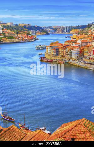 Porto, Portugal Altstadt Ribeira Antenne Promenadenblick mit bunten Häusern, Flusskreuzfahrten auf dem Douro und Boote Stockfoto