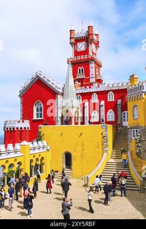 Sintra, Portugal, 28. März 2018: Berühmtes portugiesisches Wahrzeichen, Pena Palace oder Palacio da Pena and People, Europe Stockfoto